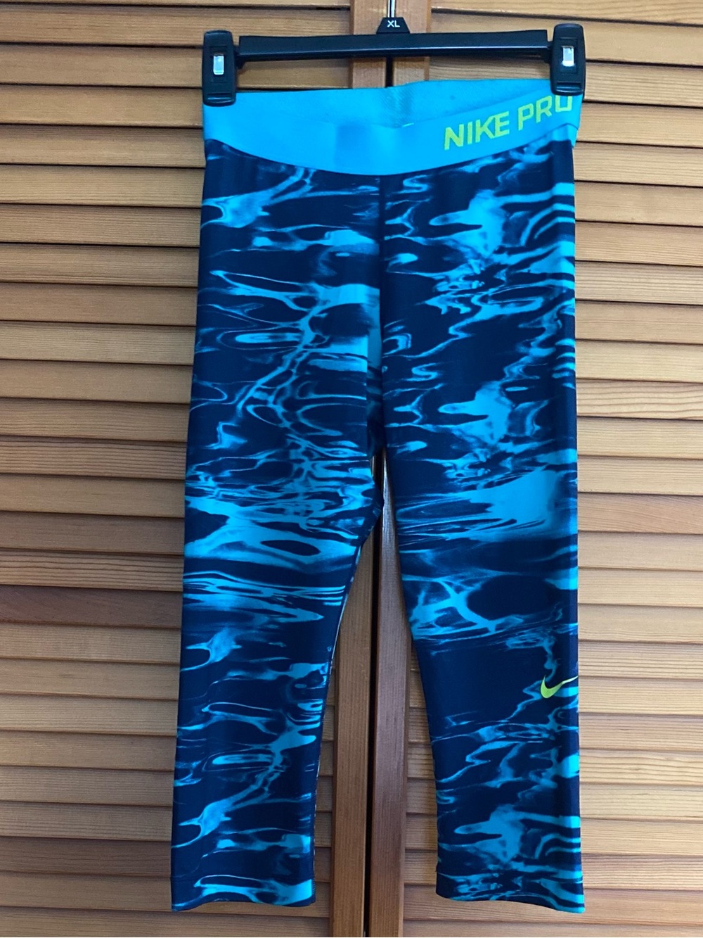 Nike women’s Teal Water-Print Pro Leggings with Neon Accent